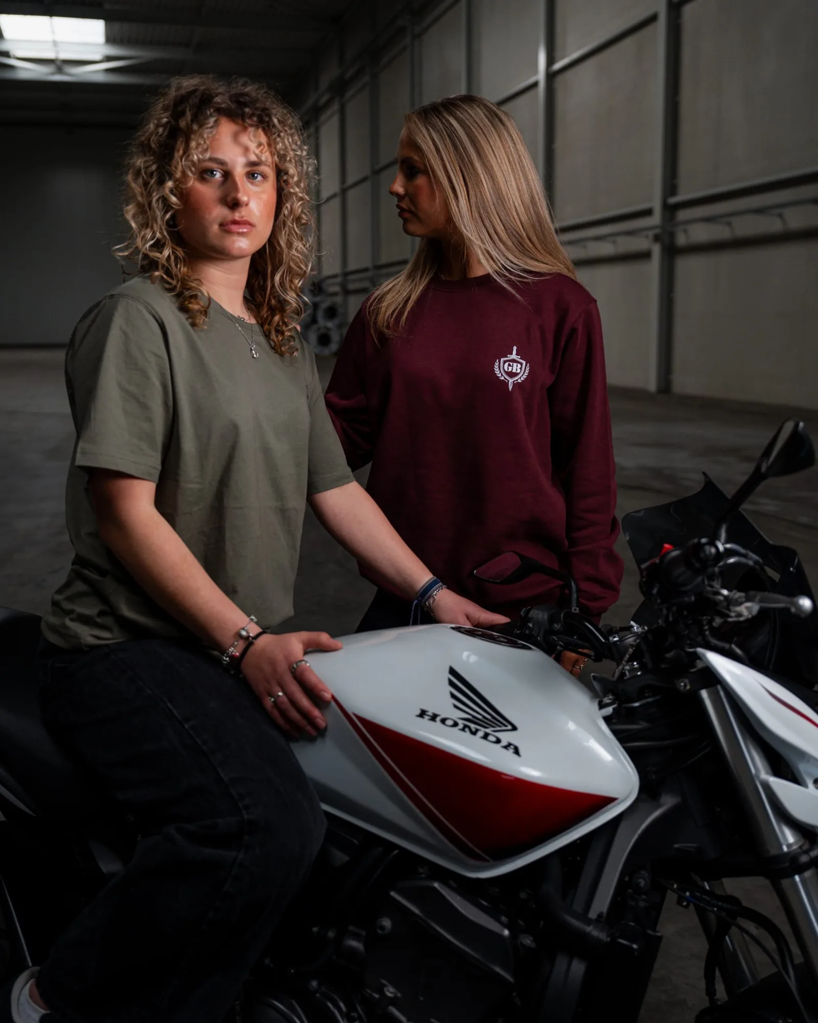 Medewerker in comfortabele stretch poloshirt die actief beweegt tijdens het werk, bijvoorbeeld reikend of lopend, met zichtbare bedrijfslogo-borduring