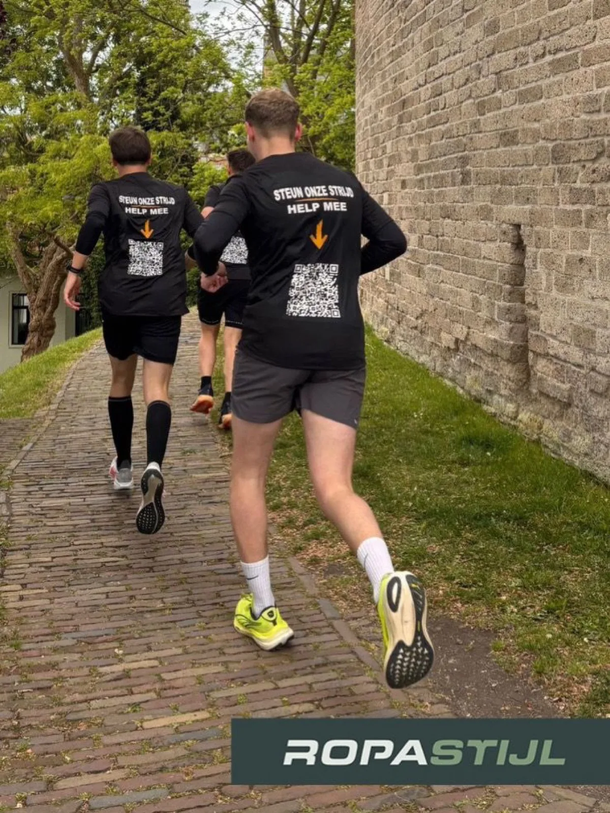 Close-up van een geborduurd bedrijfslogo op de borstzak van een poloshirt