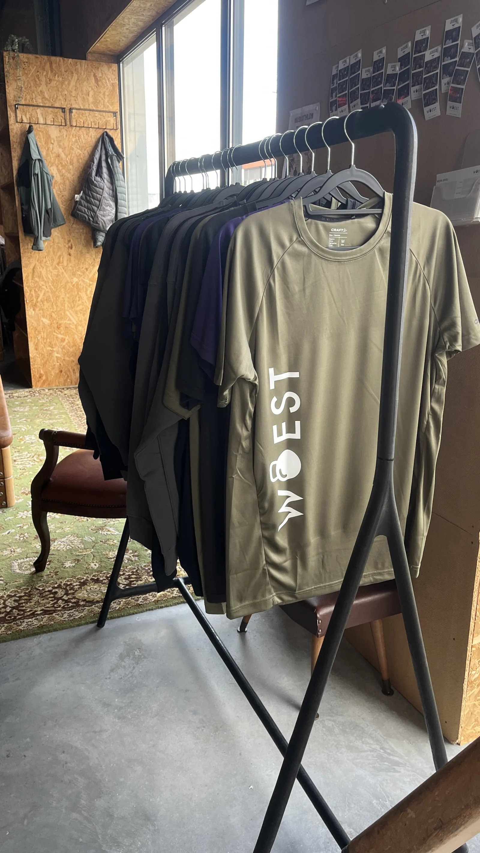 Divers team medewerkers in bedrijfskleding voor een winkel of kantoor in Bennekom