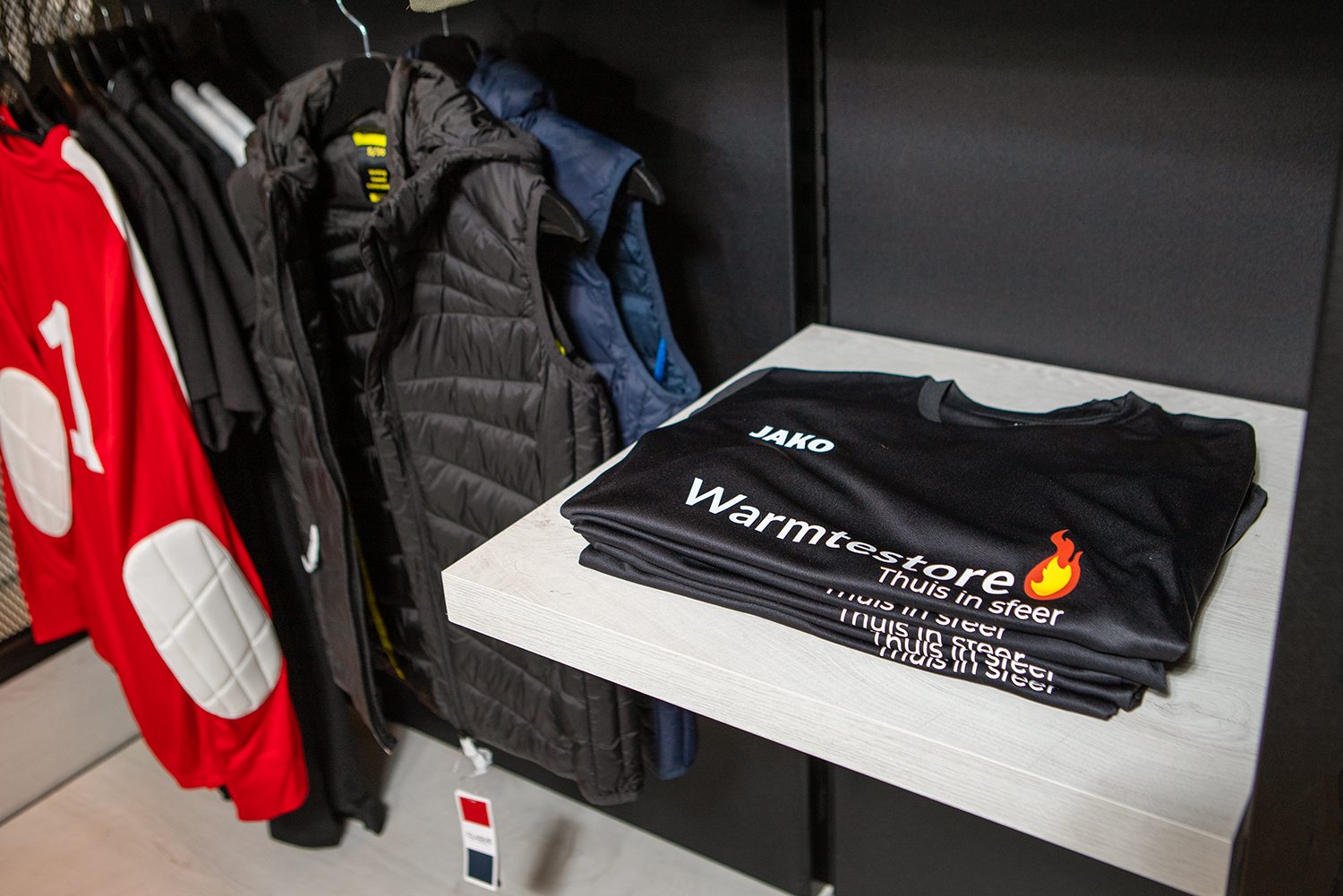 Showroom van Ropastijl in Ede met bedrijfs- en sportkleding